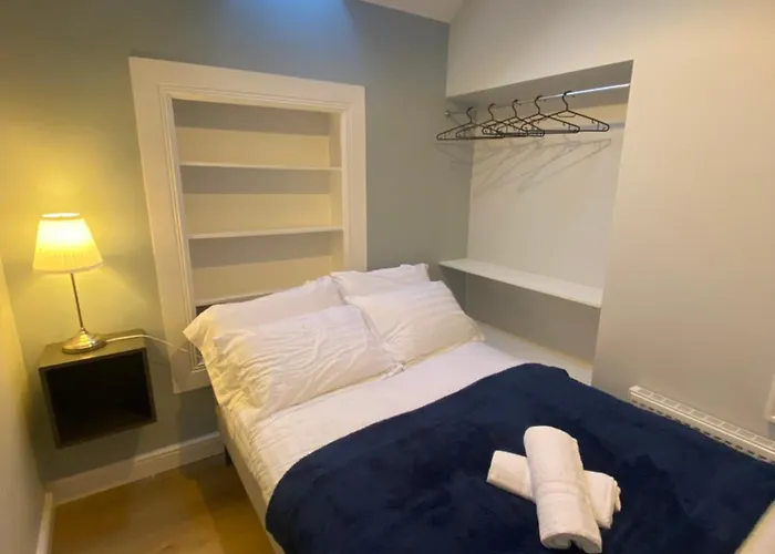 בית נופש Newly Furnished 5 Bedroom Gem In *