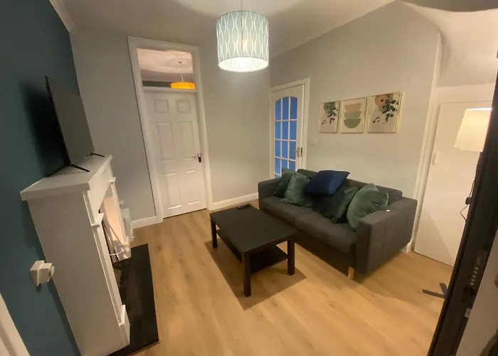 Newly Furnished 5 Bedroom Gem In בית נופש